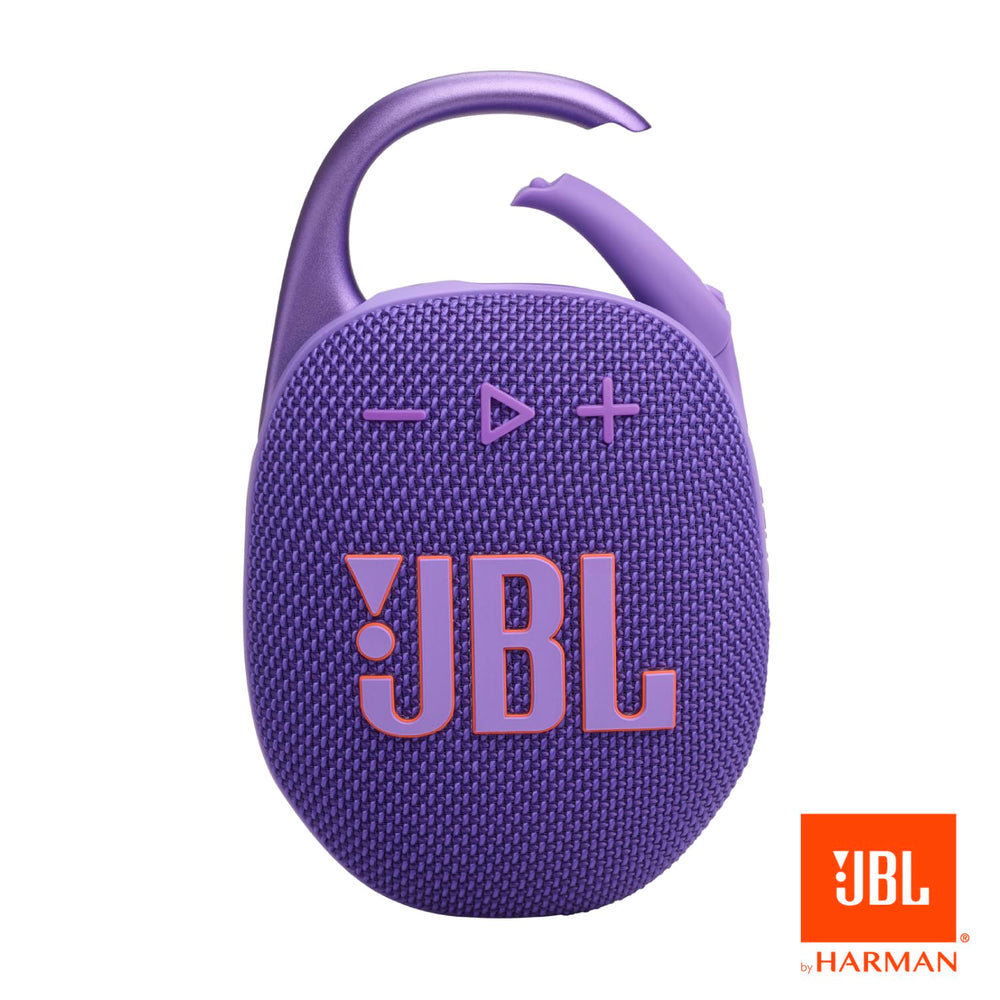 JBL Clip 5 en la orilla de la playa protegido por IP67, uso seguro al aire libre