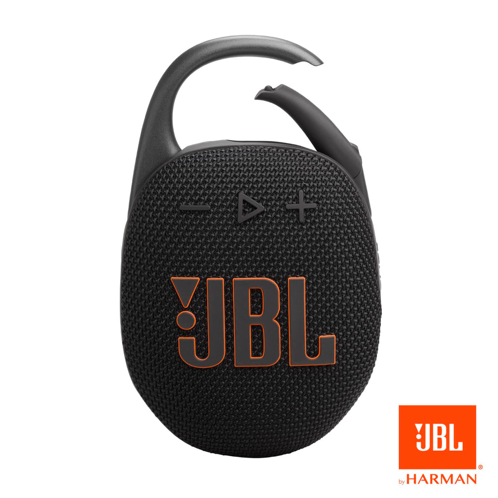 JBL Clip 5 en mano para comparar tamaño y ligereza fácil de llevar
