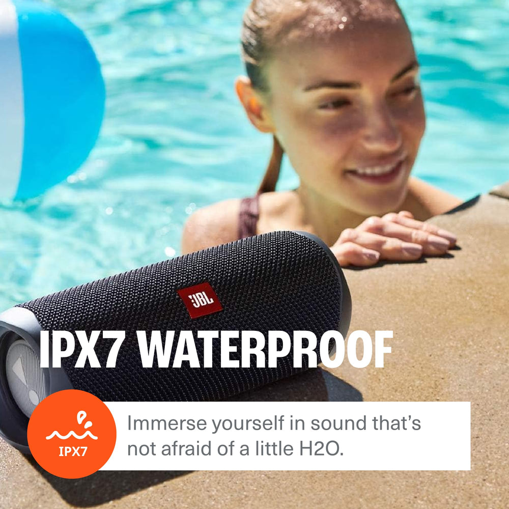 JBL Flip 5 junto a piscina demostrando impermeabilidad