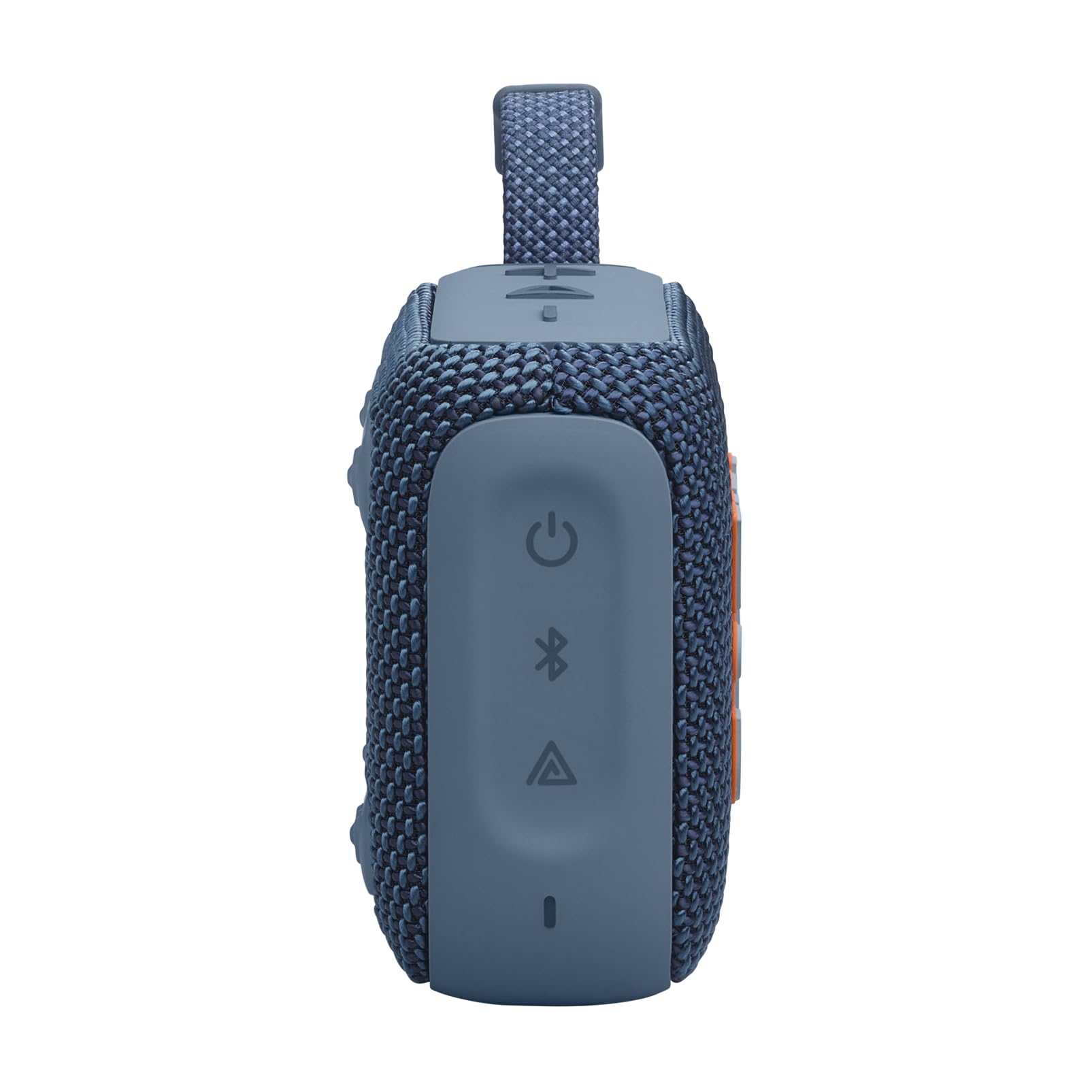JBL Go 4 en la playa ilustrando uso al aire libre y durabilidad