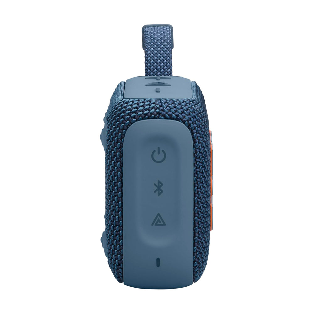 JBL Go 4 en la playa ilustrando uso al aire libre y durabilidad