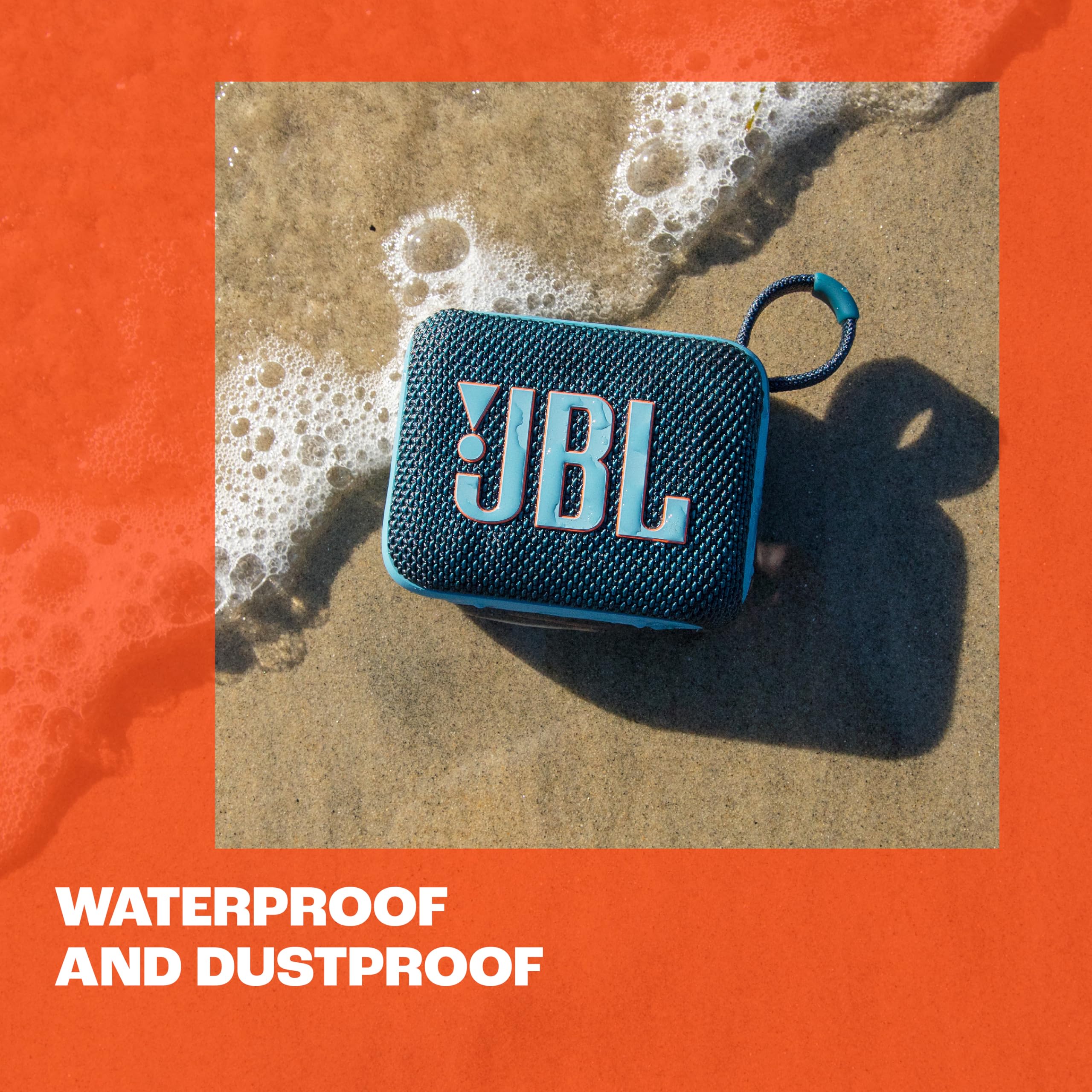 JBL Go 4 al lado de un smartphone para comparar tamaño y escala
