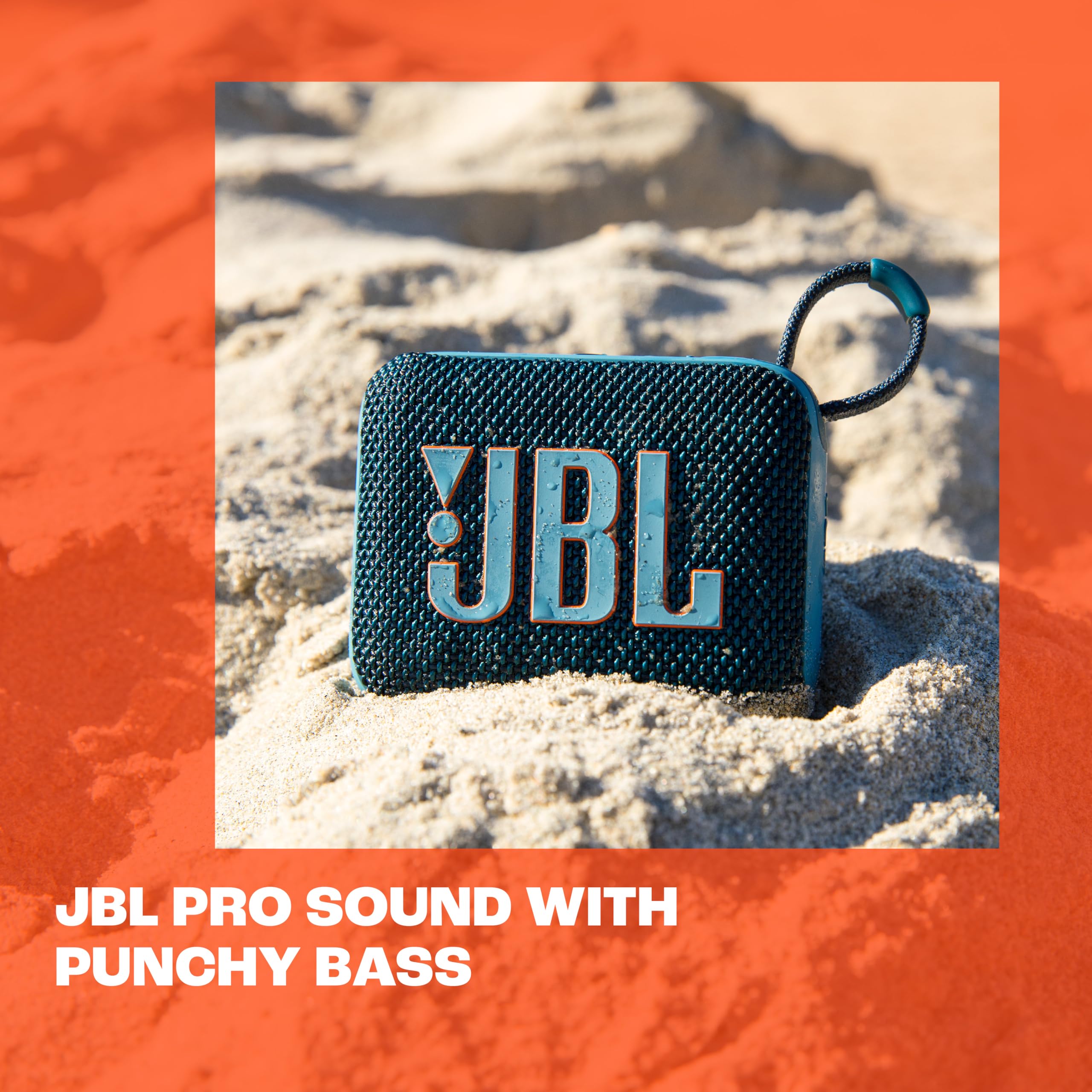 JBL Go 4 colgado del lazo en mano mostrando portabilidad fácil