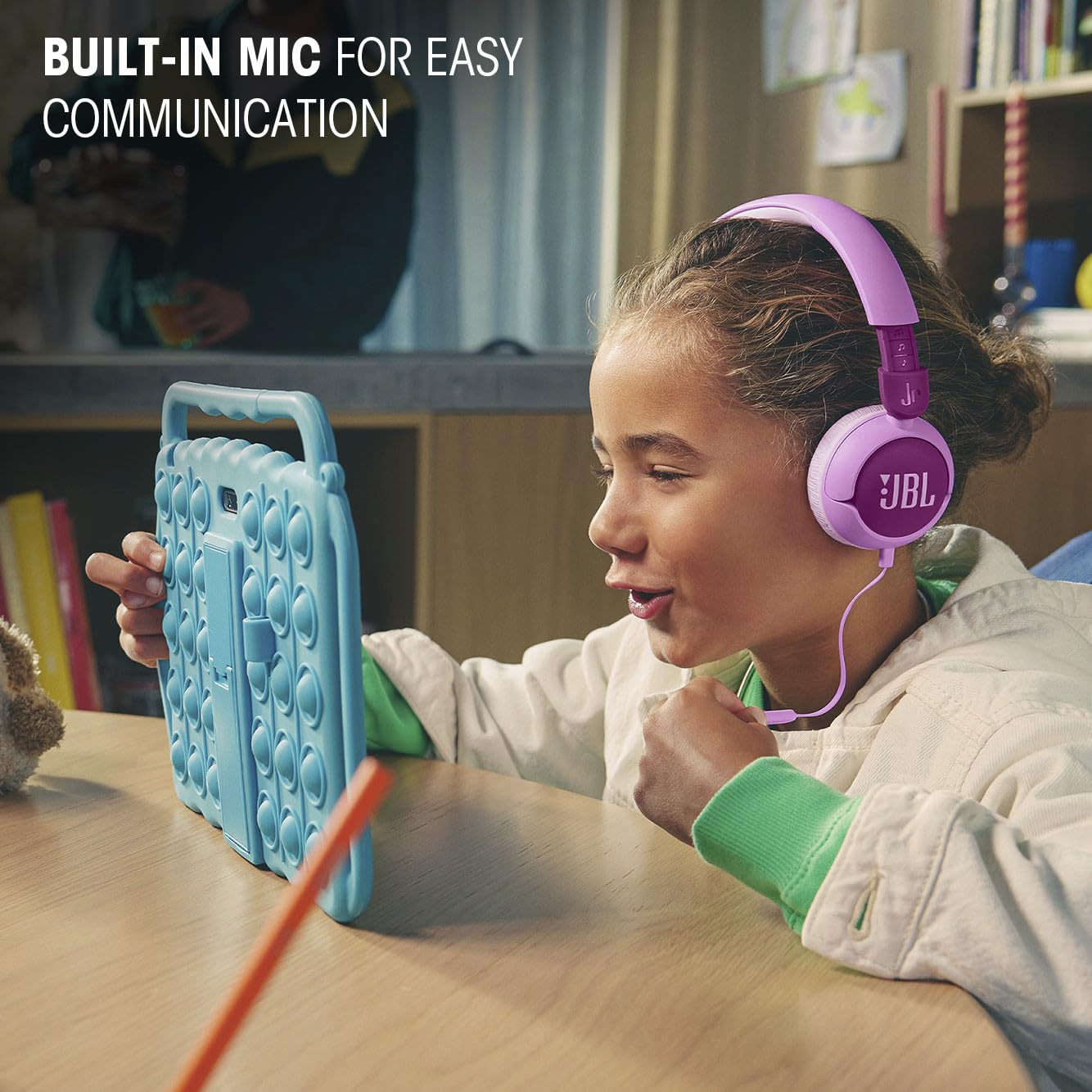 JBL Junior 320 en uso por niña, diseño seguro y manejable