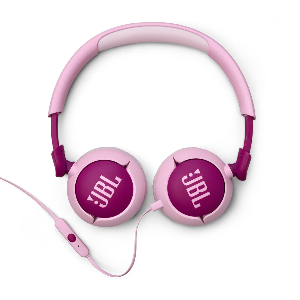JBL Junior 320 niño usándolos con ajuste cómodo y volumen seguro