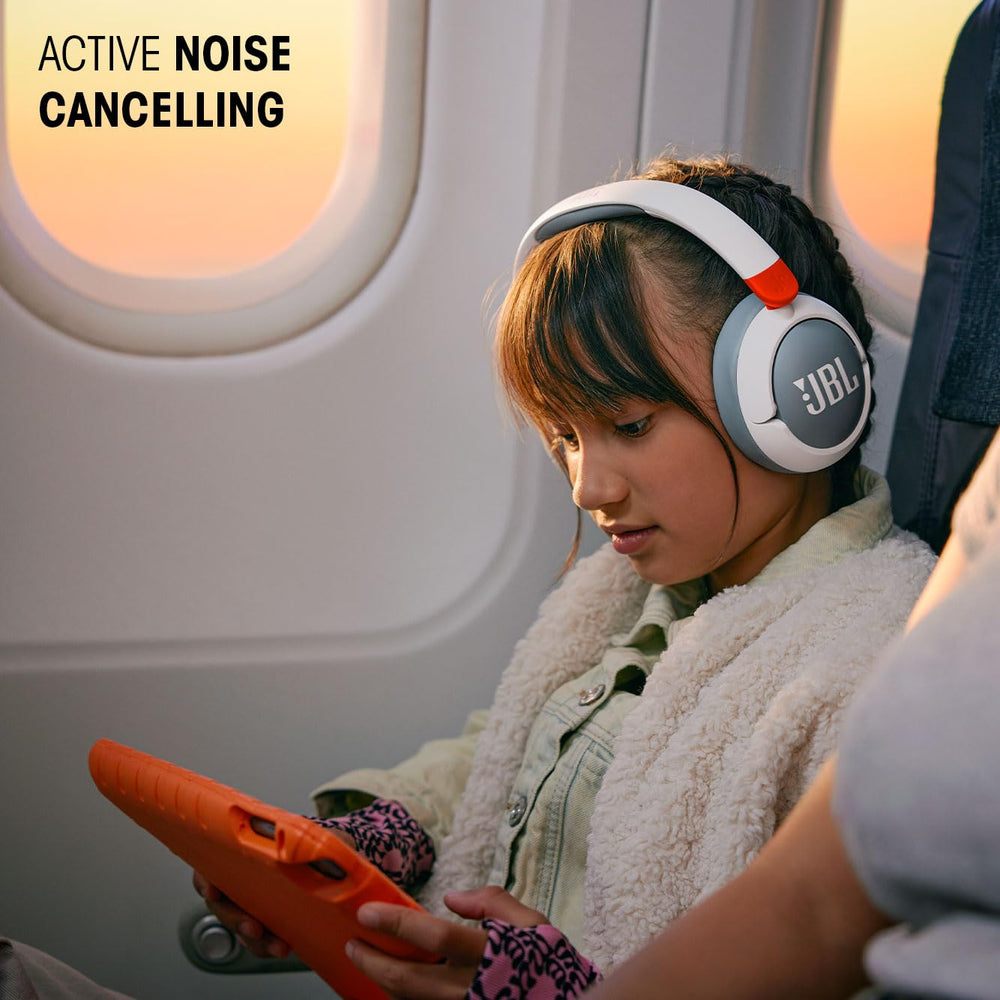 JBL Junior 470NC comparación con mano, tamaño apto para niños