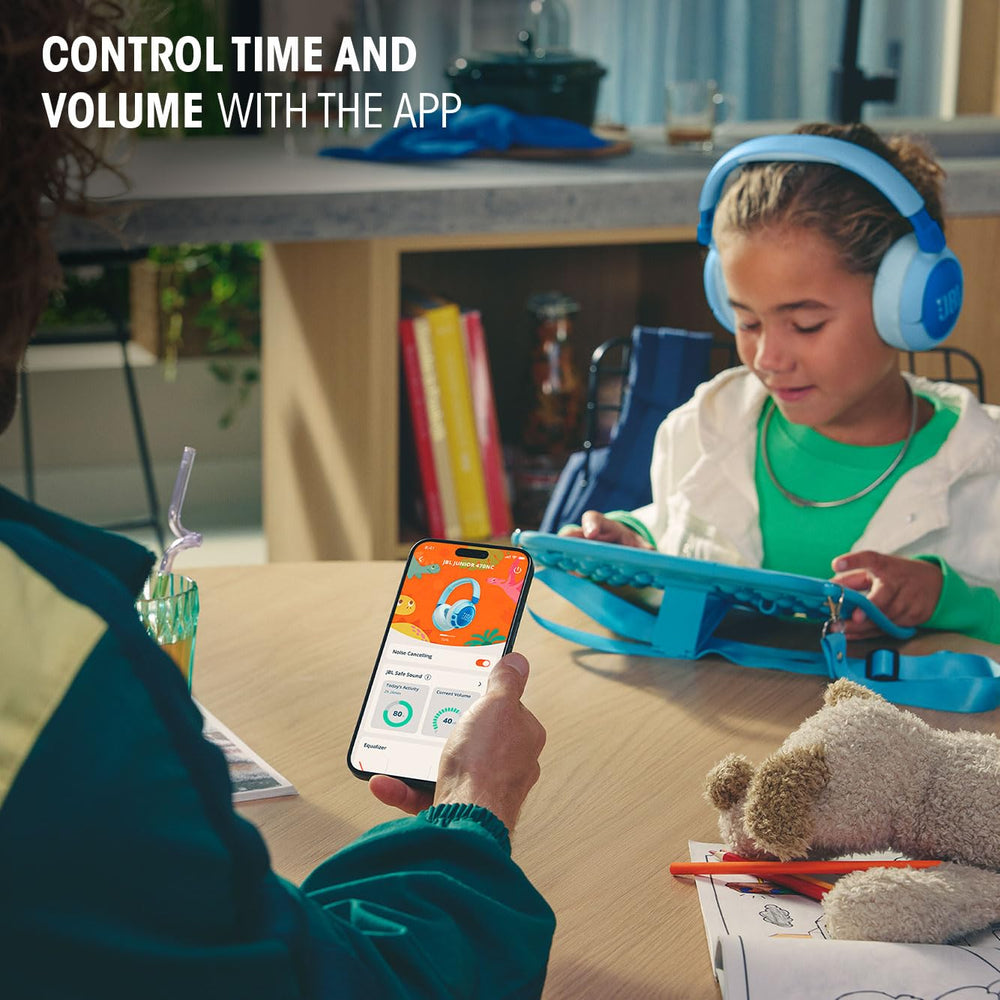 JBL Junior 470NC niño usando auriculares, concentración mejorada