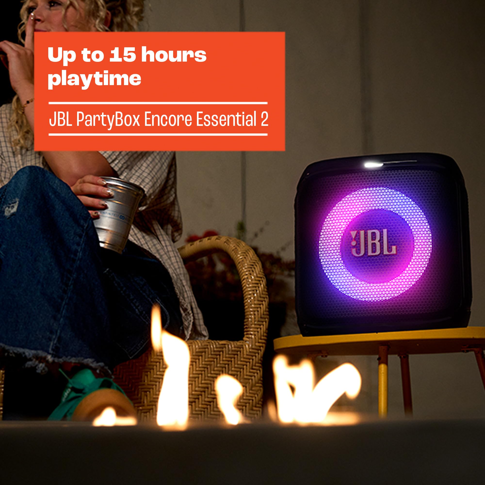 JBL PartyBox en jardín demostrando resistencia y portabilidad