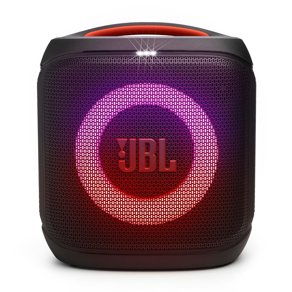 JBL PartyBox al lado de una persona para mostrar escala y tamaño