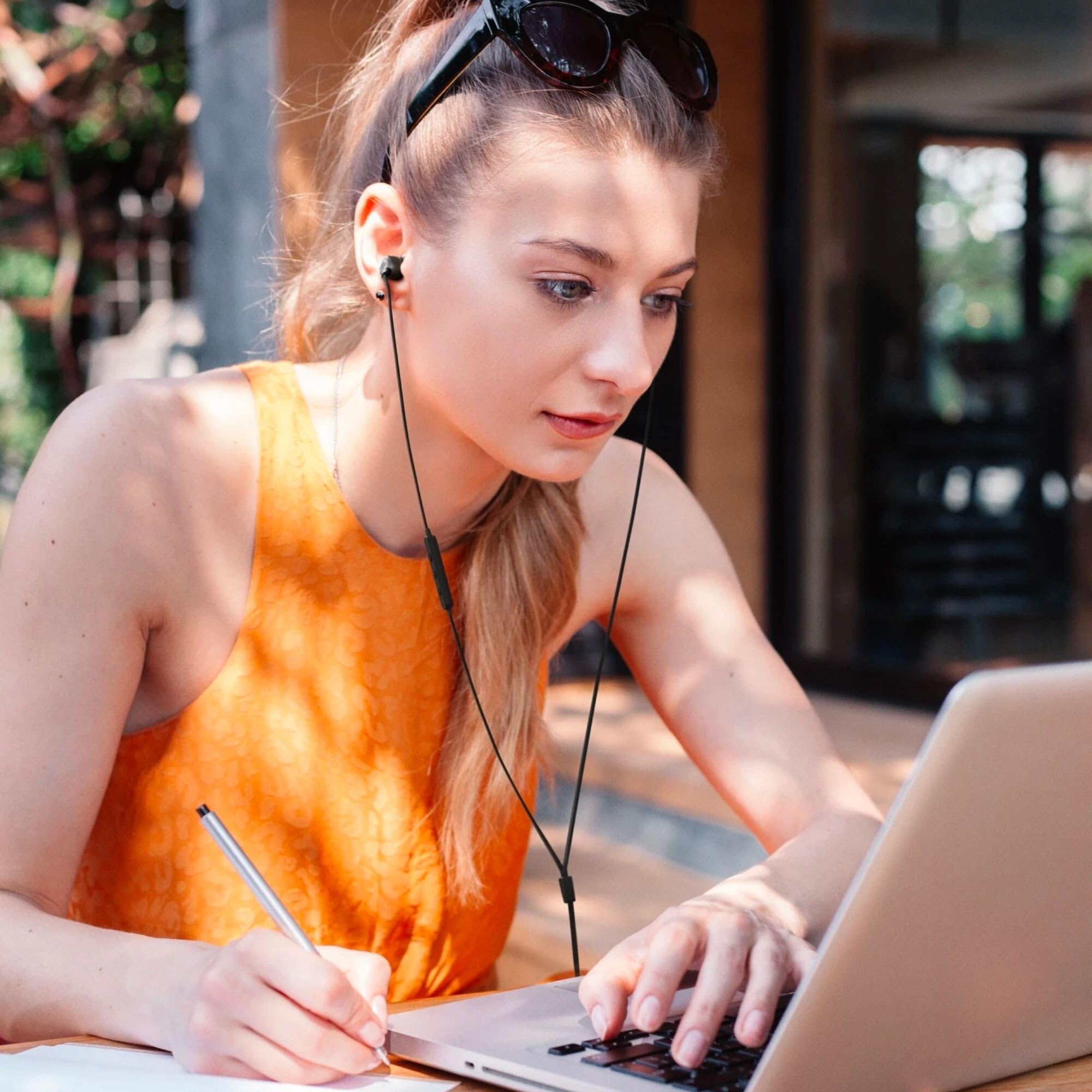 JBL Tune 310C primer plano del driver 9 mm resaltando potencia sonora