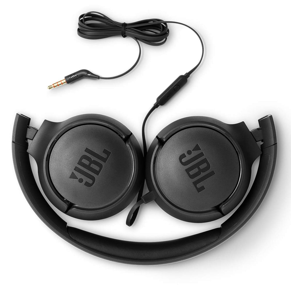 JBL Tune 500 comparación de tamaño junto a un smartphone para escala