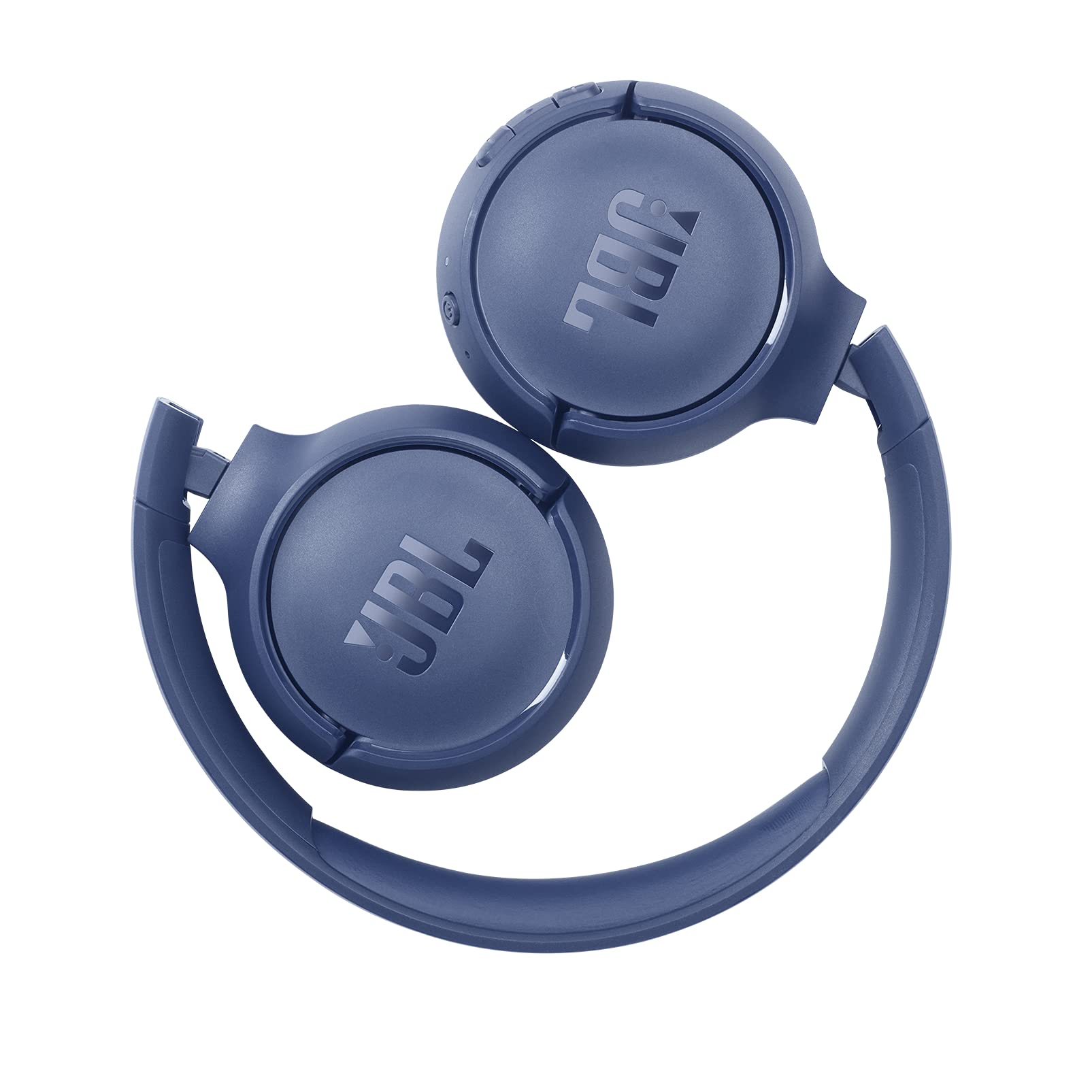 JBL Tune 510BT dentro de una bolsa de viaje mostrando portabilidad