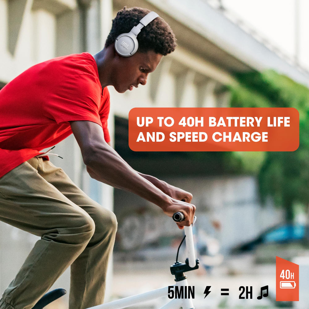 JBL Tune 510BT en mano para comparar tamaño y ligereza