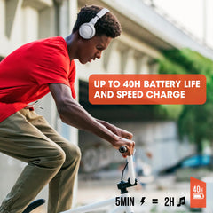 JBL Tune 510BT en mano para comparar tamaño y ligereza