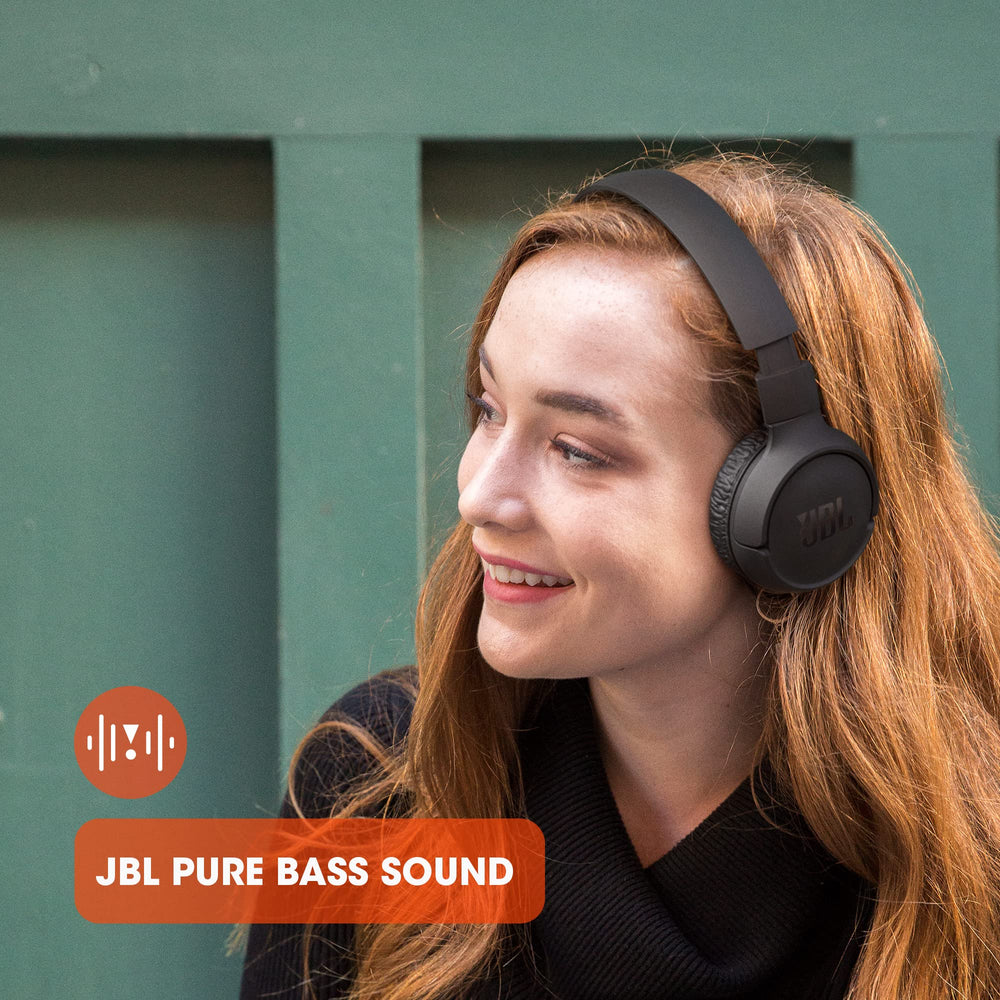JBL Tune 510BT usuario en la calle, sonido potente y movilidad