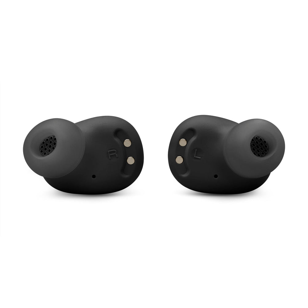 JBL Vibe Buds 2 escena lifestyle en café usando Smart Ambient