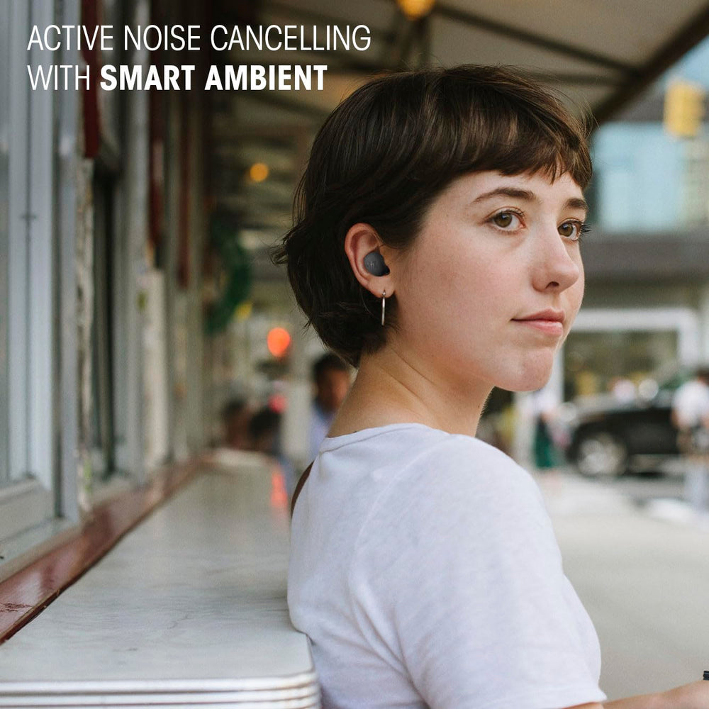 JBL Vibe Buds 2 comparación de tamaño en la mano para portabilidad