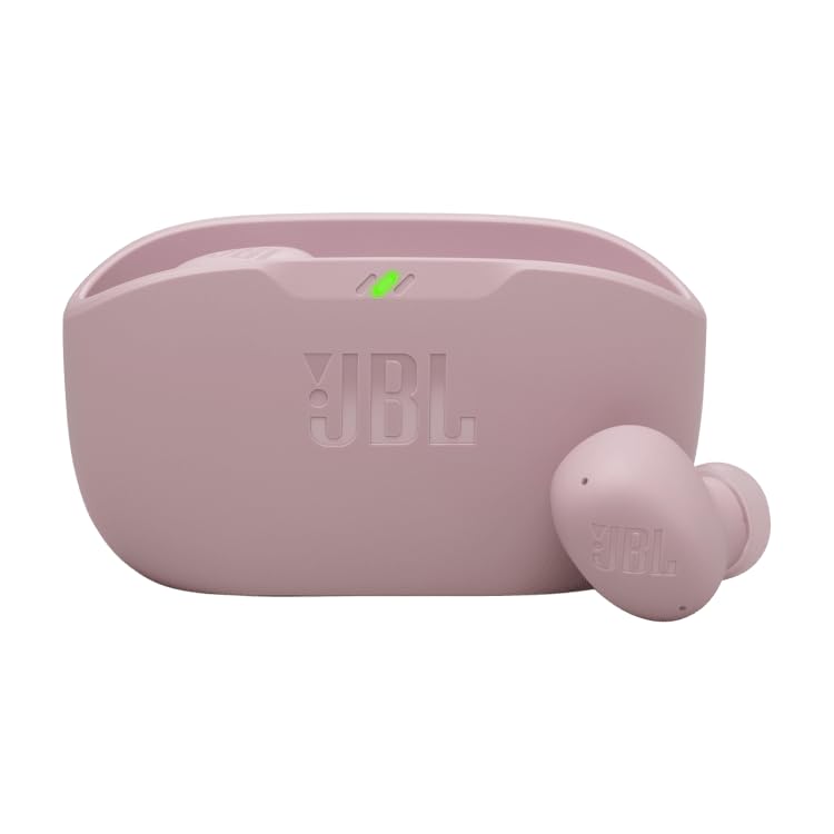 JBL Vibe Buds 2 colocado en la oreja garantizando ajuste cómodo