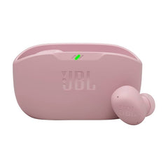 JBL Vibe Buds 2 colocado en la oreja garantizando ajuste cómodo