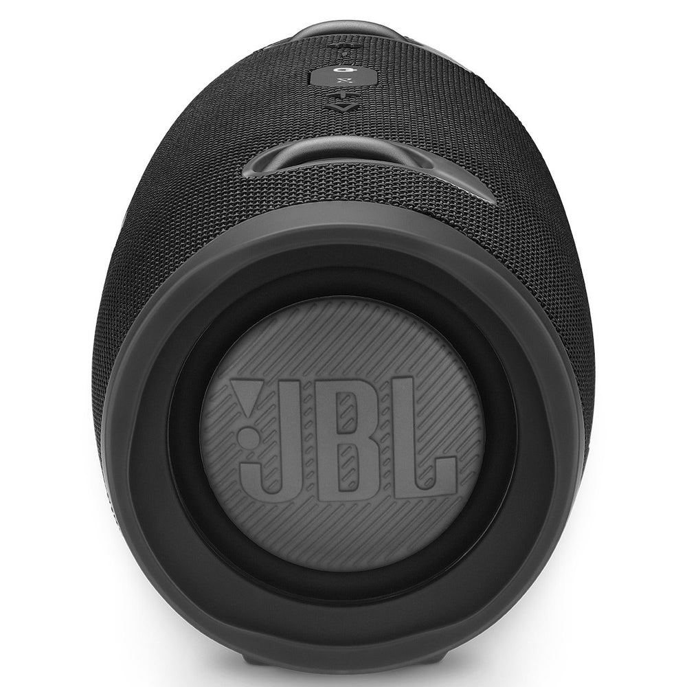 JBL Xtreme 2 en la playa resistiendo salpicaduras, uso seguro