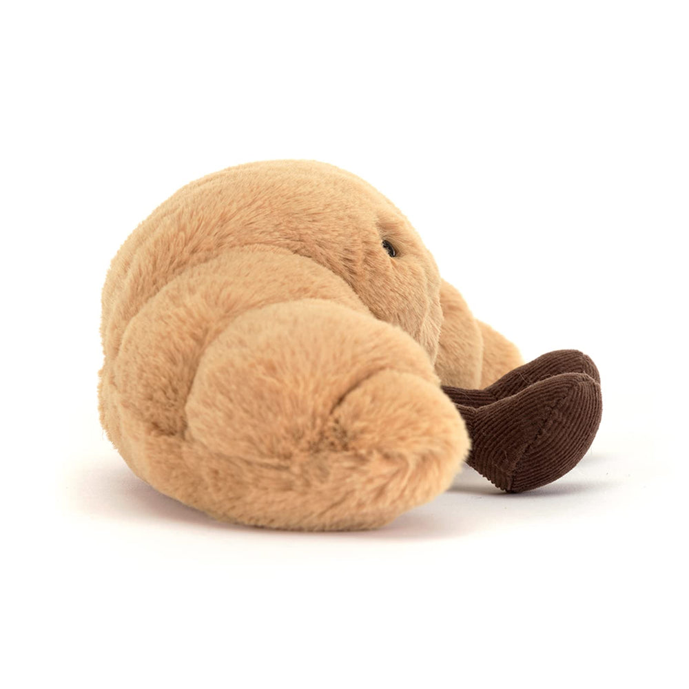 Jellycat croissant sobre estantería como elemento decorativo simpático