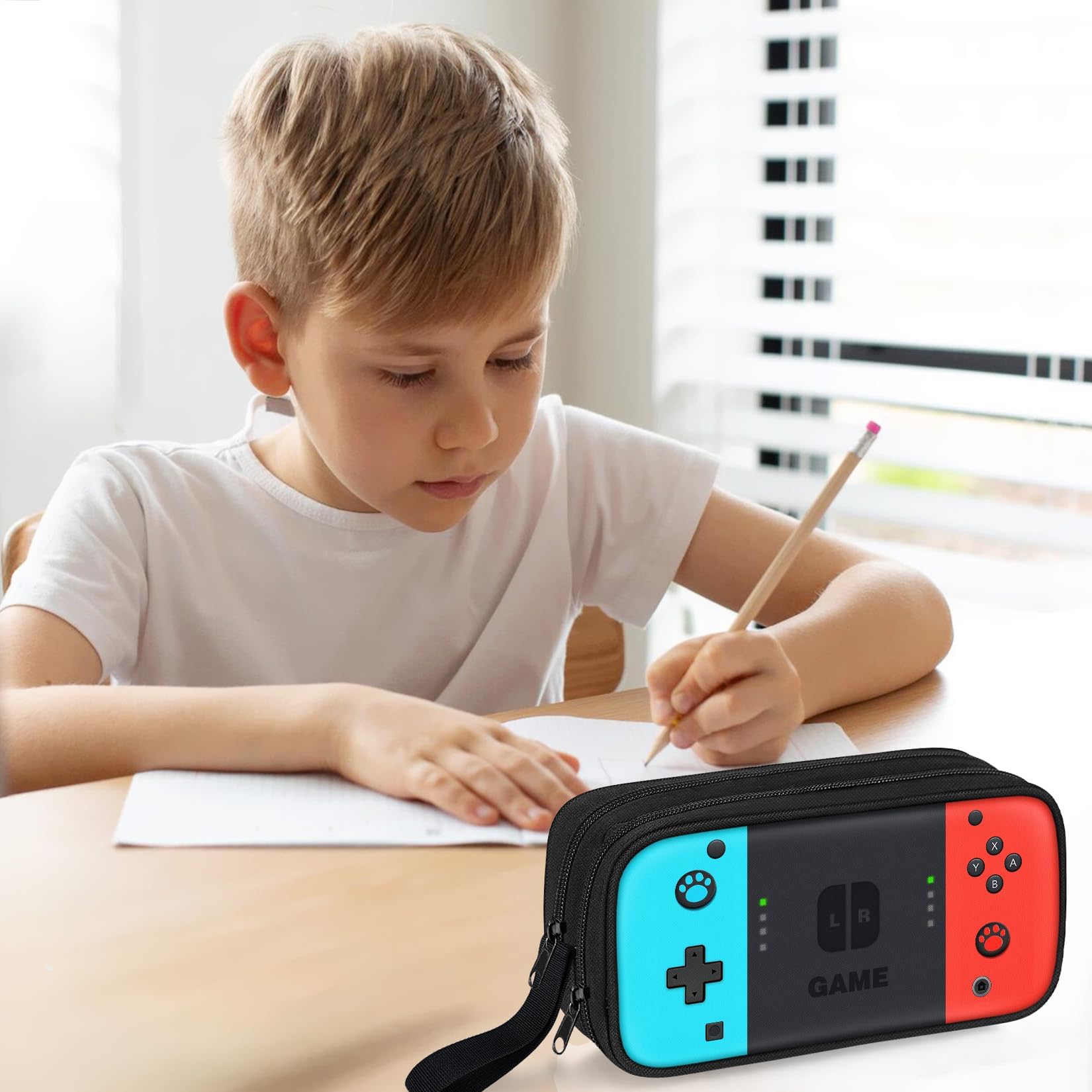JIRAIKEI estuche en escritorio escolar facilitando trabajo y estudio