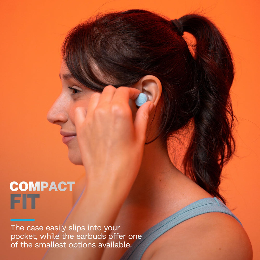 JLab auricular en mano para comparar tamaño y portabilidad diaria