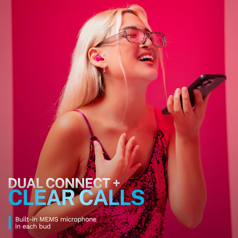JLab auriculares en uso mientras persona camina con modo Be Aware activo