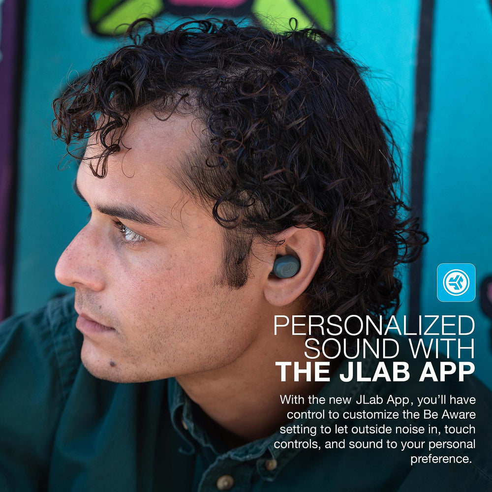 JLab JBuds Mini comparación de tamaño mostrando ligereza y ajuste seguro