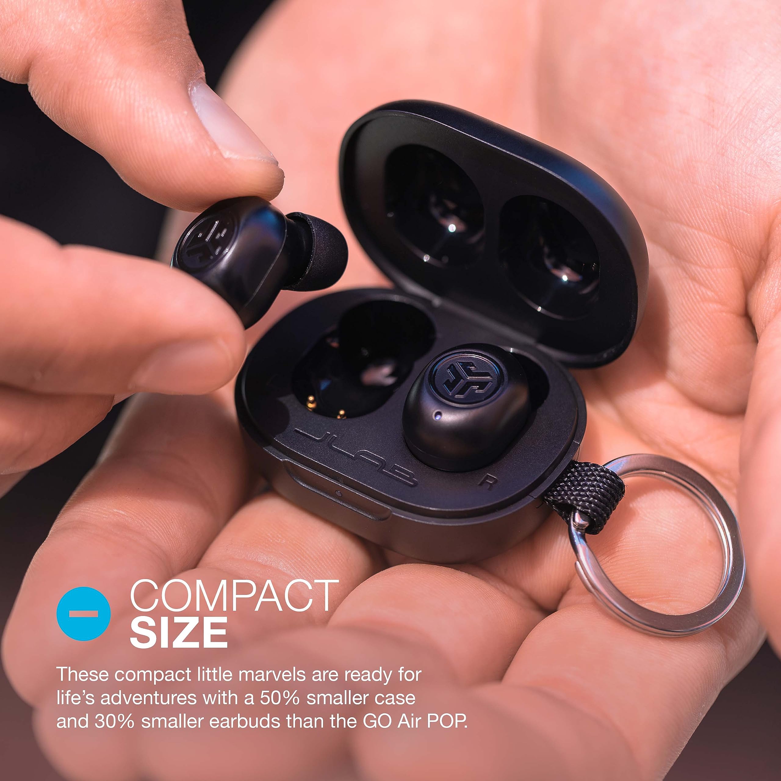 JLab JBuds Mini primer plano del auricular destacando acabado y confort