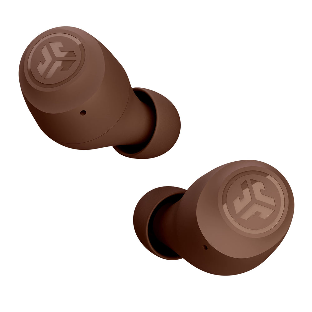 JLab auriculares junto a smartphone mostrando emparejado y uso diario