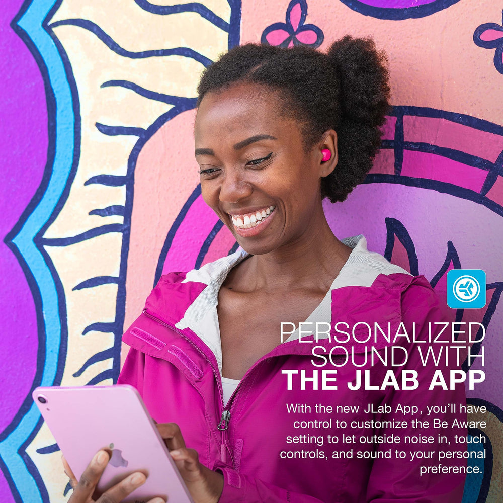JLab JBuds Mini comparación de tamaño con objeto cotidiano para referencia