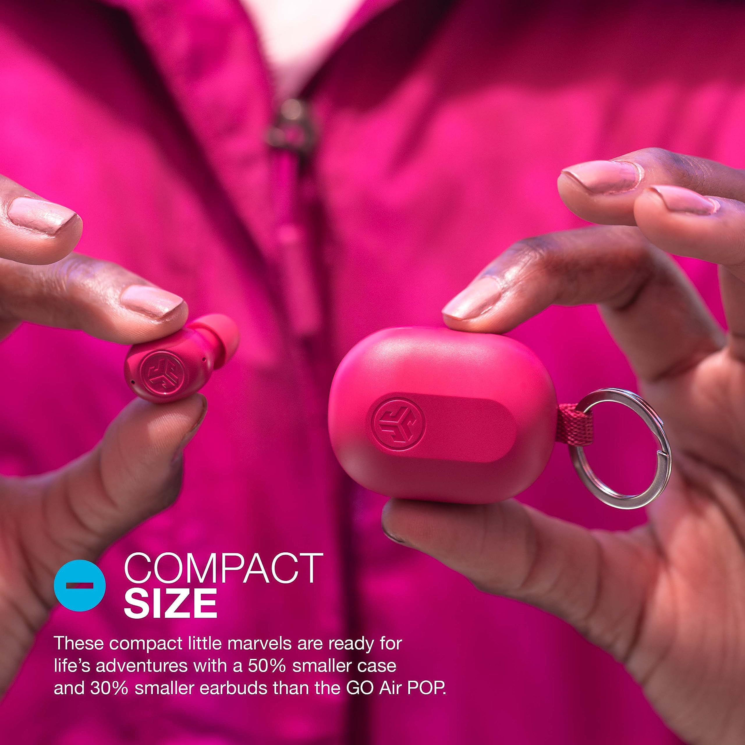 JLab JBuds Mini estuche abierto con auriculares y carga visible para portabilidad