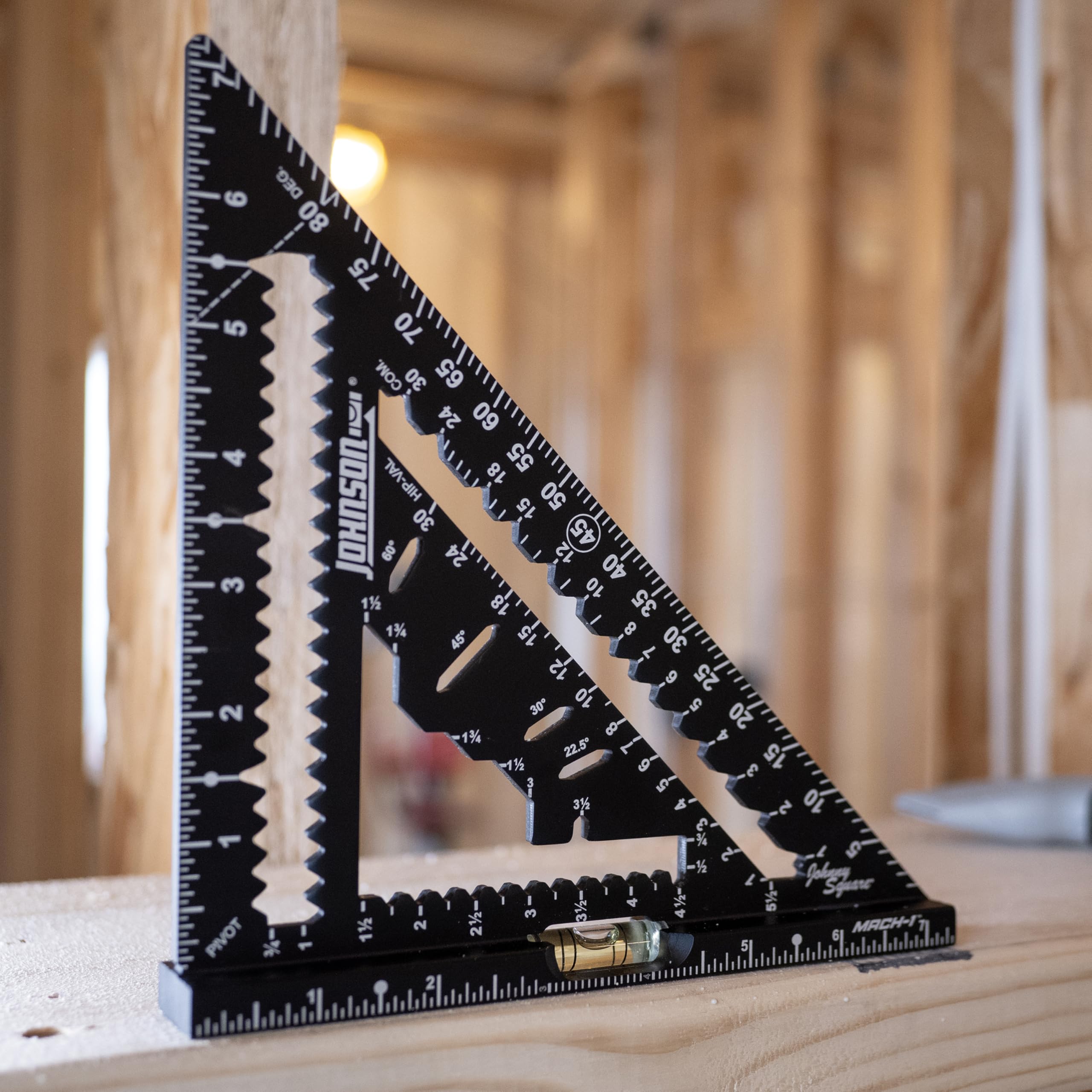 Johnson comparación de tamaño junto a una 2x8 mostrando alcance hasta 7-1/4"