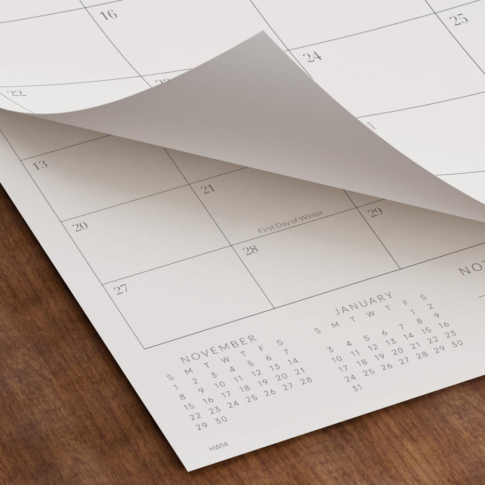 Jotsome tamaño del calendario comparado con una mano para referencia de escala