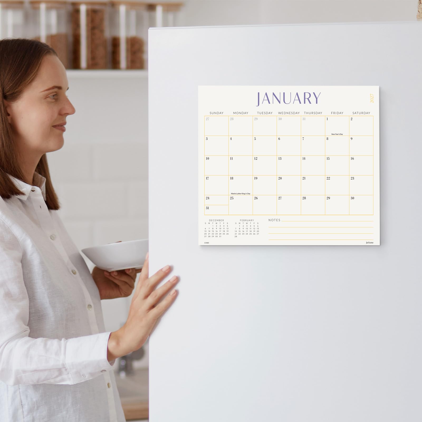 Jotsome calendario integrado en cocina estilizada, aporta estética ordenada