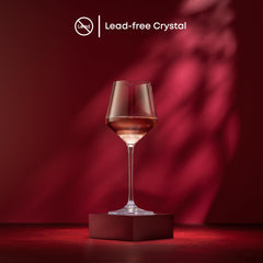 JoyJolt copas Layla servidas en mesa de degustación realzando vinos