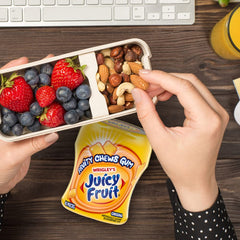 Juicy Fruit mano sosteniendo una pieza que muestra tamaño y facilidad de uso