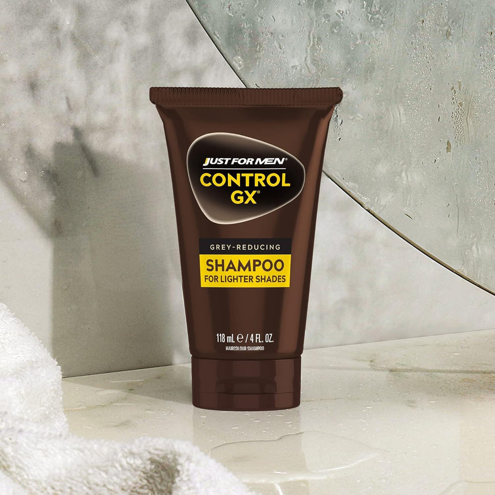 Just for Men Control GX en baño junto a accesorios, apariencia natural mantenida