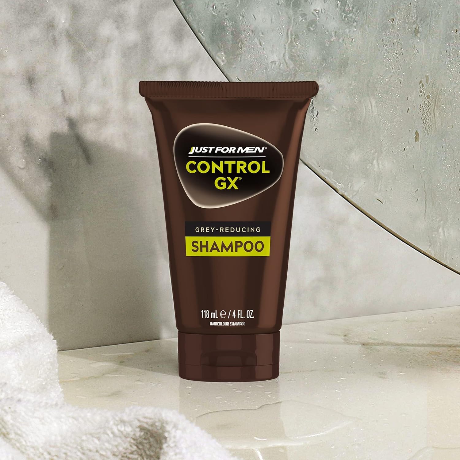 Just for Men producto en baño masculino que sugiere mantenimiento sencillo