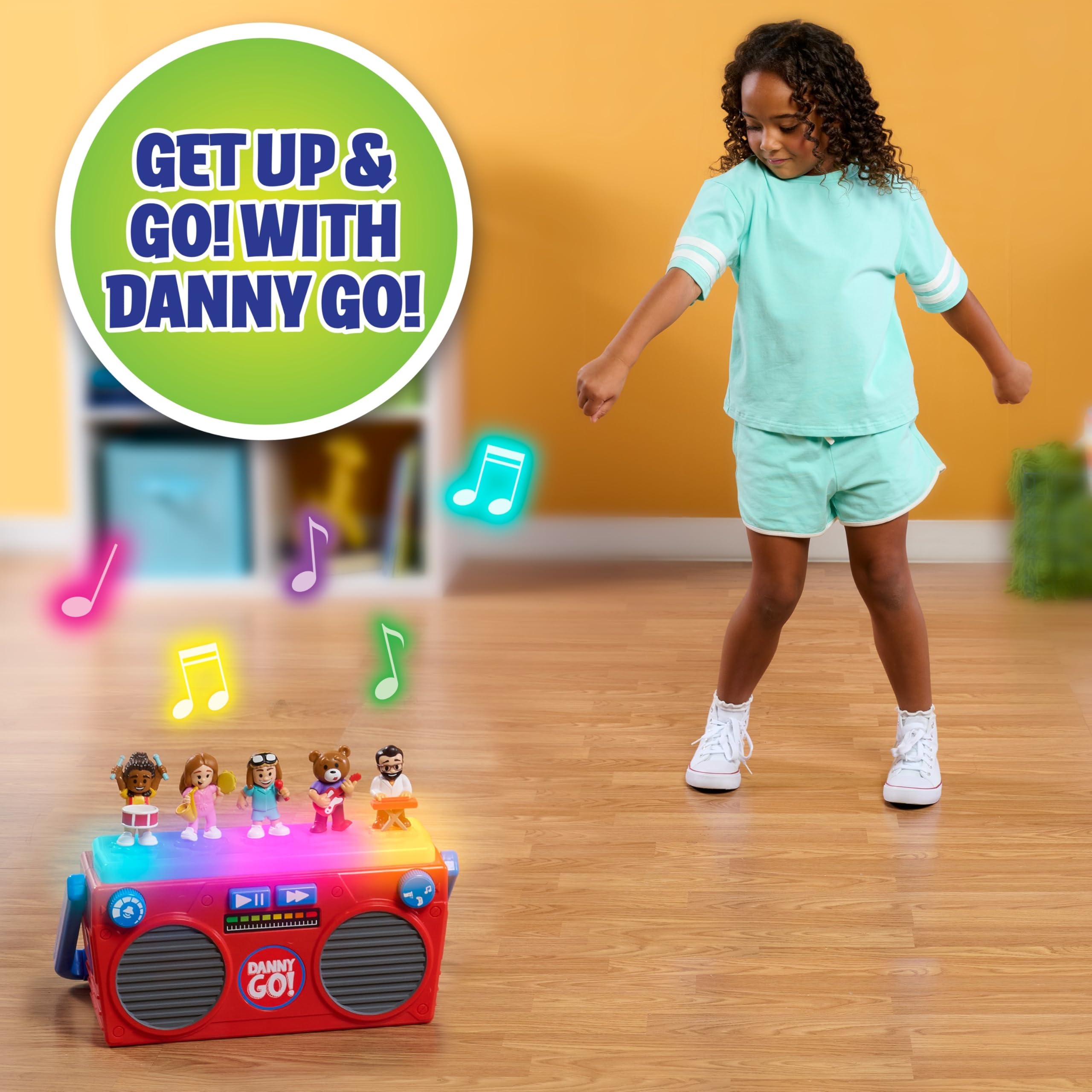 Just Play detalle de las cinco figuras Danny Go! sobre el boombox, juego creativo fácil