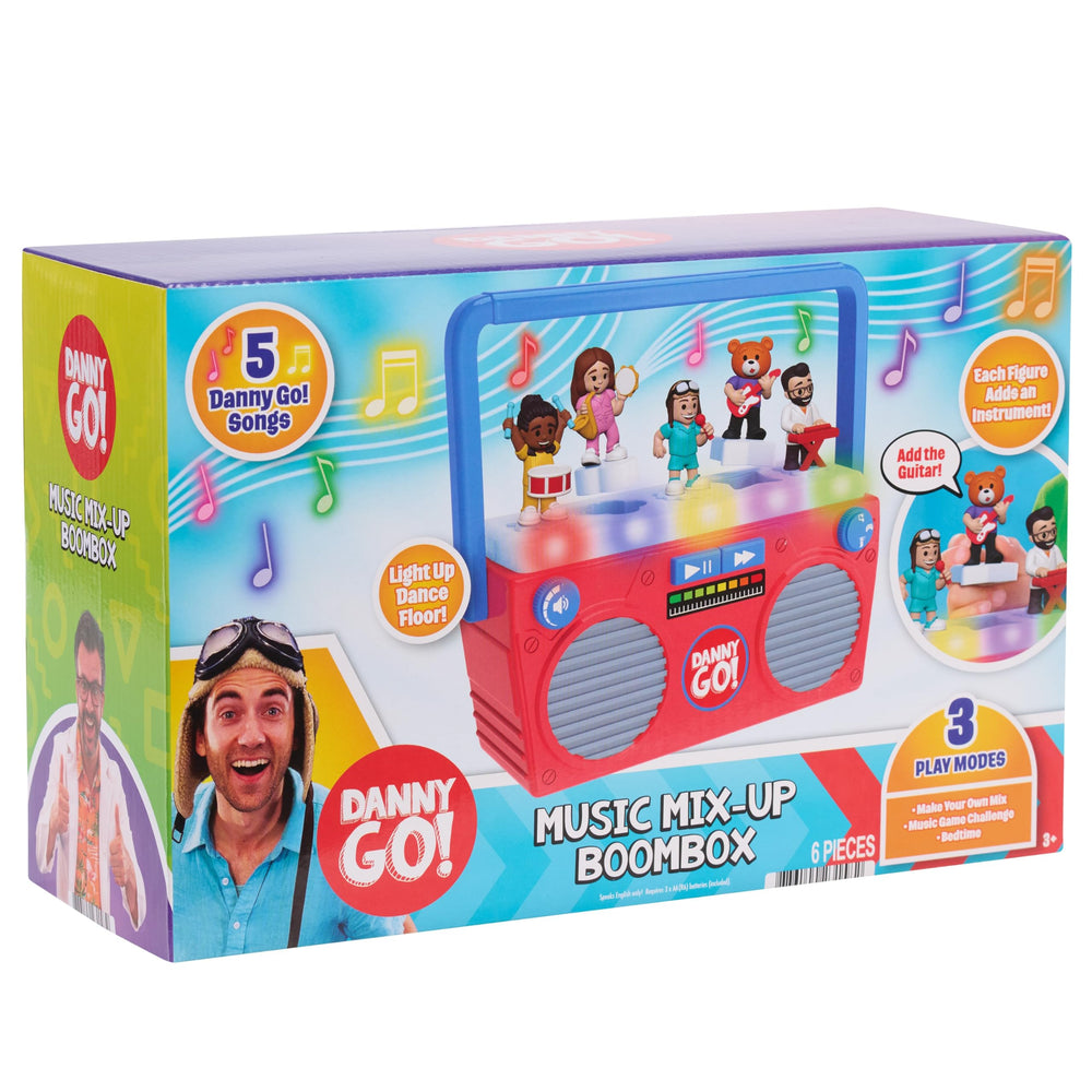 Just Play boombox junto a una regleta de AA para comparar tamaño, referencia de escala