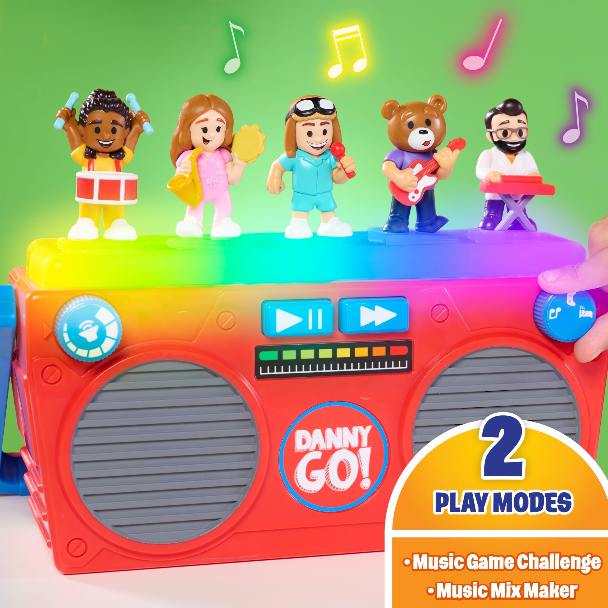 Just Play boombox en manos de niño, manejo sencillo y seguro para preescolares