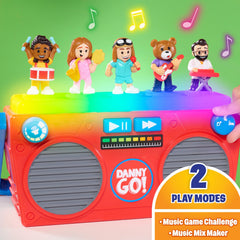 Just Play boombox en manos de niño, manejo sencillo y seguro para preescolares