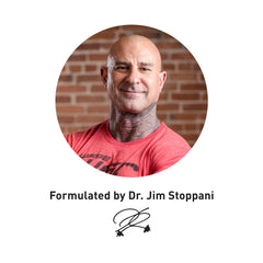 JYM Supplement Science tabletas en mano para comparar tamaño y dosificación visual