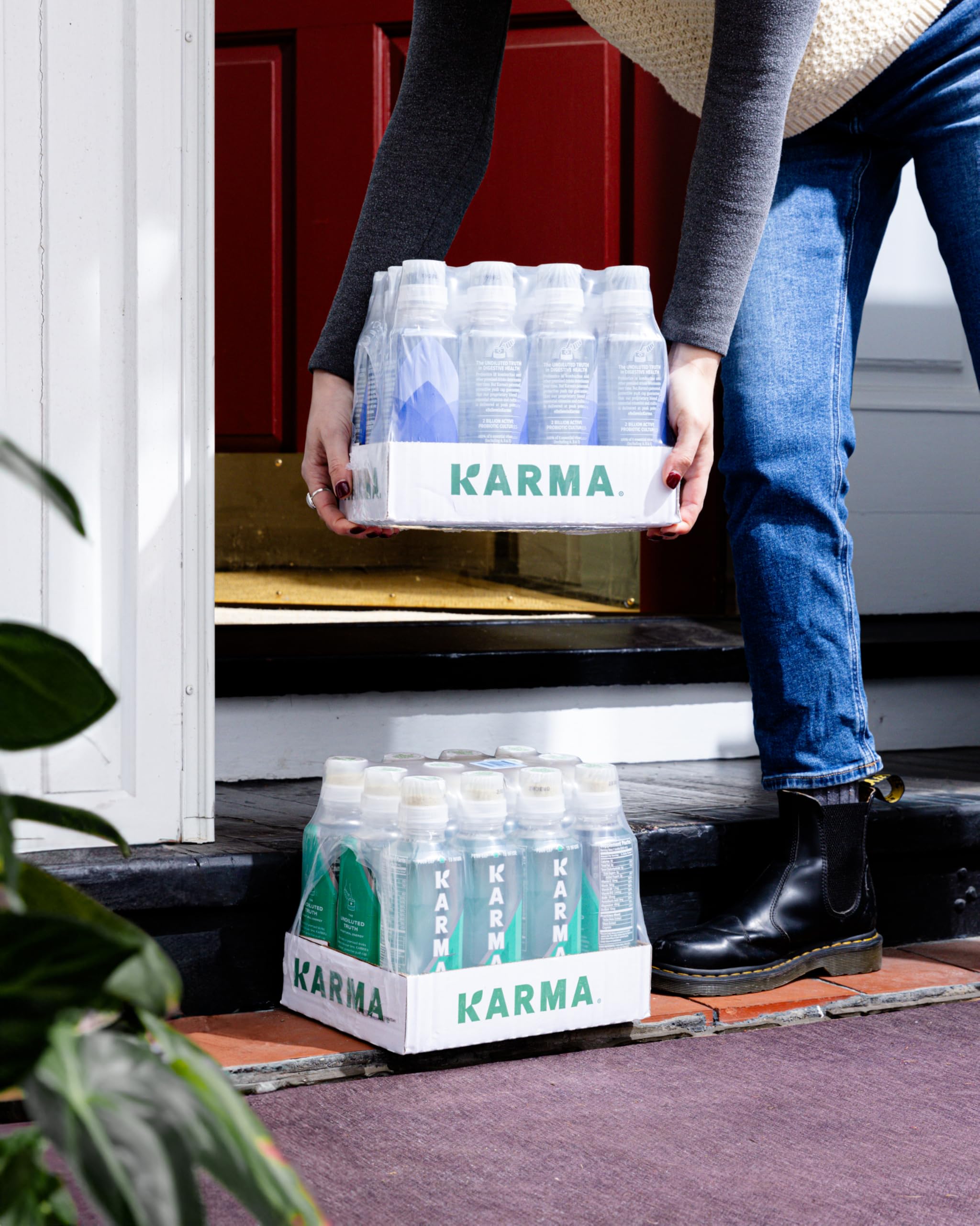 Karma persona activa disfrutando la bebida tras ejercicio