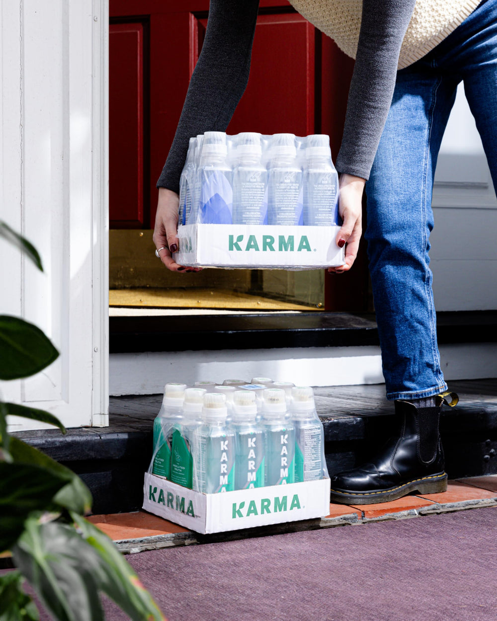 Karma persona activa disfrutando la bebida tras ejercicio