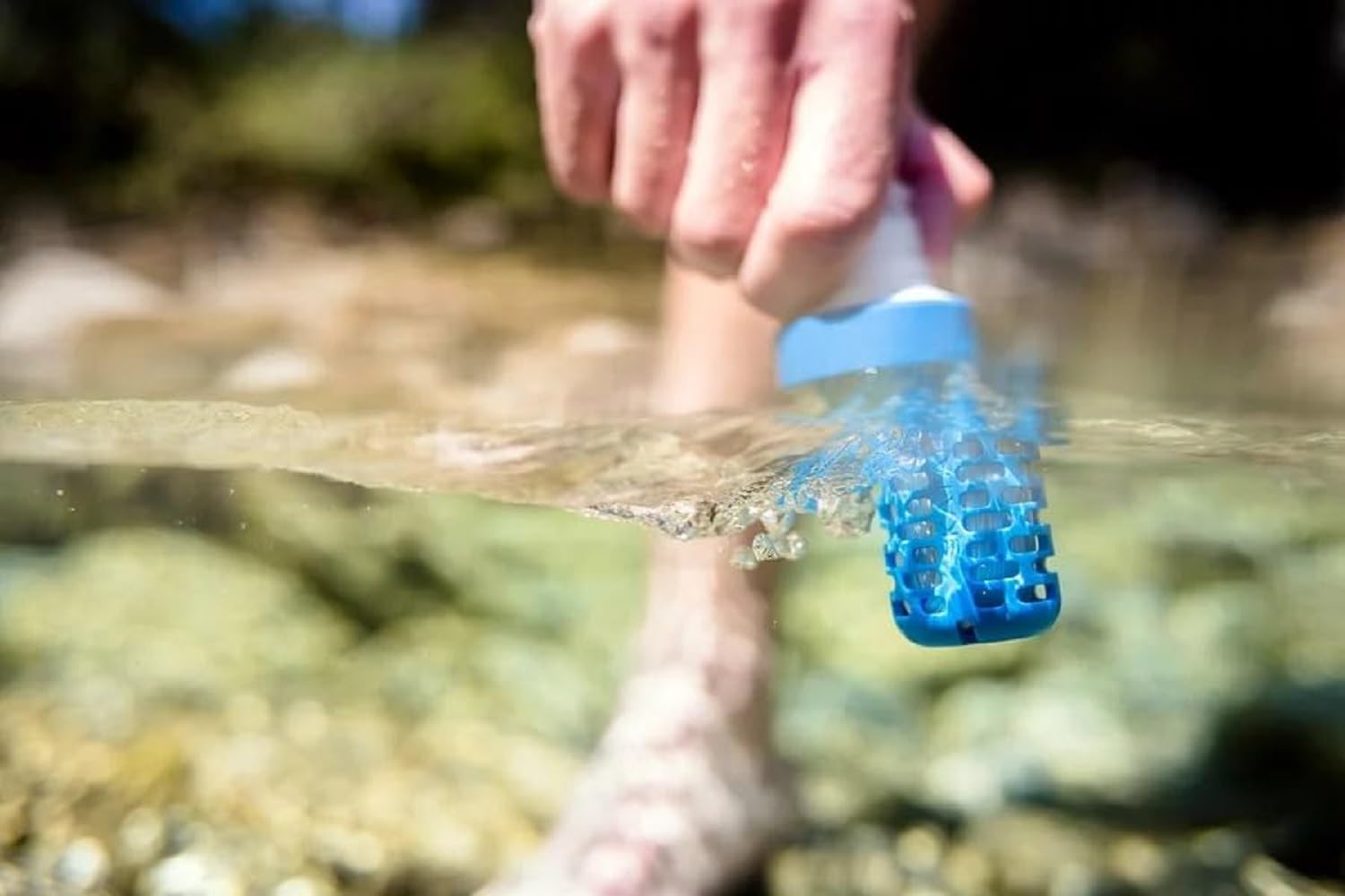 Katadyn uso en campo filtrando agua en senderismo de forma práctica