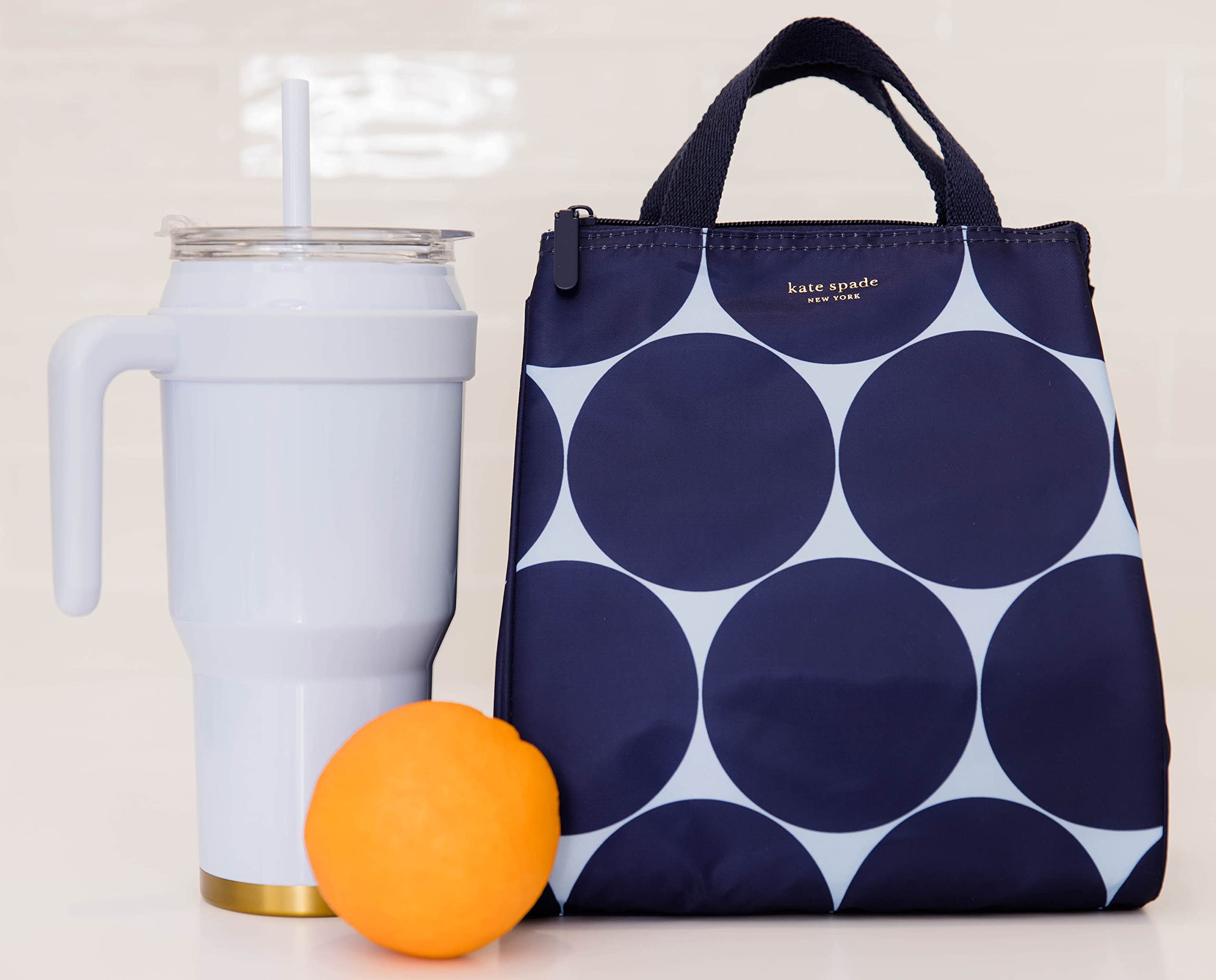 kate spade new york bolsa en mano para mostrar tamaño real y transporte cómodo