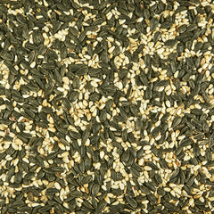 Kaytee semillas vista de cerca con girasol negro y alcaravea, textura nutritiva visual